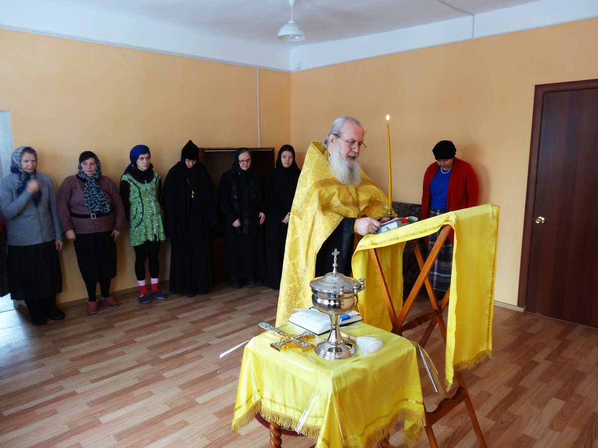 В день открытия центра штатный клирик Владимирского женского монастыря священник Георгий Проценко отслужил молебен на начало благого дела
