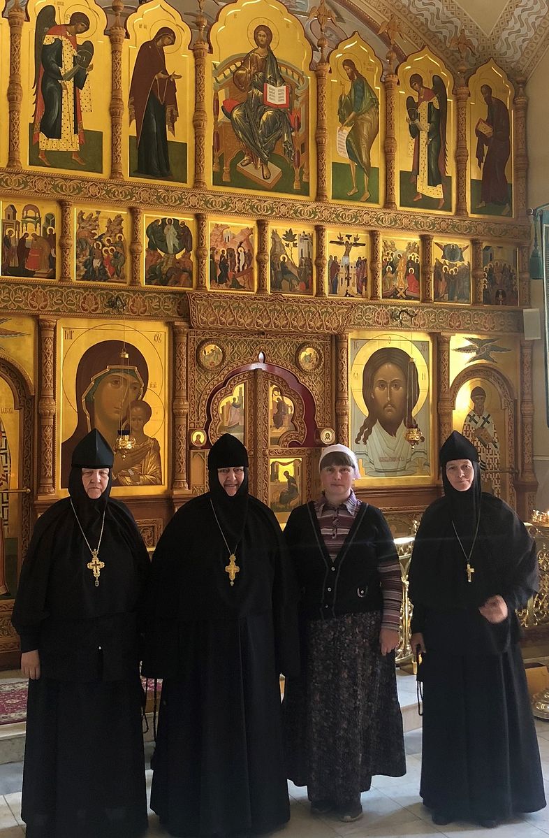 В Оптиной пустыни. В центре игумения Свято-Никольского монастыря матушка Николая и ее духовные дочери_ справа - игумения Макария, слева - игумения Феодосия
