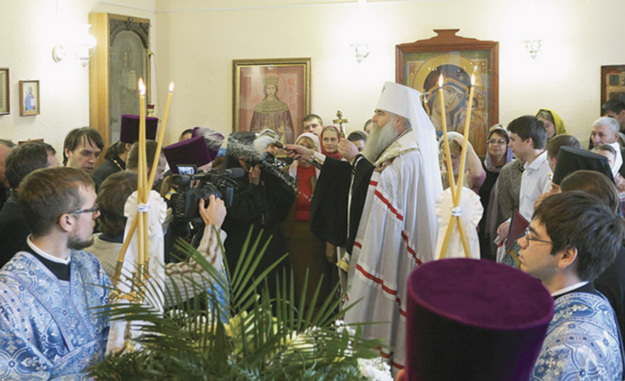 Митрополит Саратовский и Вольский Лонгин совершает молебен Божией Матери в домовом храме Владимирского женского монастыря. 1 ноября 2015 года Митрополит Саратовский и Вольский Лонгин совершает молебен Божией Матери в домовом храме Владимирского женского монастыря. 1 ноября 2015 года