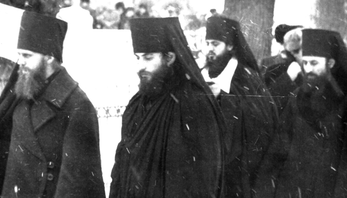 Декабрь 1986 года. Троице-Сергиева Лавра. Слева направо: наместник Лавры архимандрит Алексий (Кутепов) (ныне митрополит Тульский и Ефремовский), иеродиакон Лонгин (Корчагин) (ныне митрополит Саратовский и Вольский), иеромонах Ириней (Семко) (скончавшийся в 2017 году митрополит Нежинский и Прилукский), благочинный Лавры архимандрит Онуфрий (Березовский). Фото из личного архива митрополита Саратовского и Вольского Лонгина