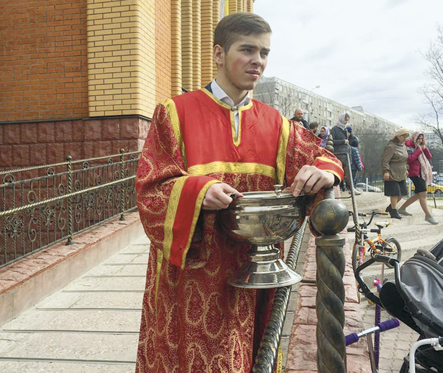 Старший сын Георгий начал помогать в алтаре после 10 класса. Пасха, 2017 год