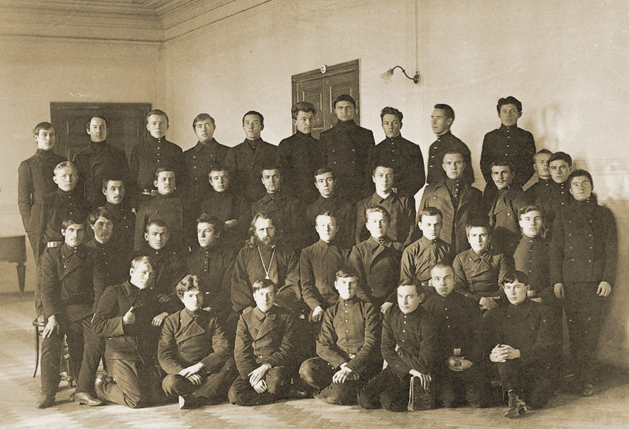 Отец Владимир с воспитанниками Саратовской семинарии. Фото 1914 года из архива Е. Б. Софинской 