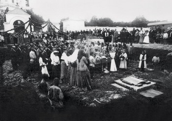 Закладка храма­колокольни. Чин основания совершает епископ Гермоген (Долганев). 13 июля 1903 года