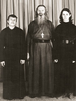 Отец Иоанн со своими духовными детьми, будущими священниками Георгием Масленниковым и Алексием Земцовым