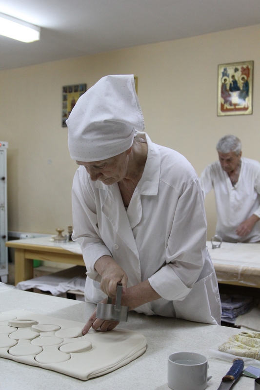 Лидия вырезает заготовки-«блинчики»