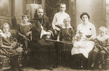 Священник Петр Покровский с семьей. Слева направо: София, Вера, св. Петр, Борис, Елена, матушка Надежда, Юлия, Серафим. Фото ок. 1914 года. Из личного архива И. С. Покровского