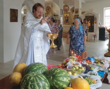 Освящение плодов нового урожая,  в том числе, арбузов. Арбуз для Ровного — нечто большее, чем просто арбуз.