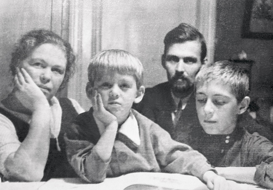 Семья Кондратьевых: Виктор Алексеевич, Валентина Алексеевна, их сыновья Володя и Федя. Конец 30-х годов