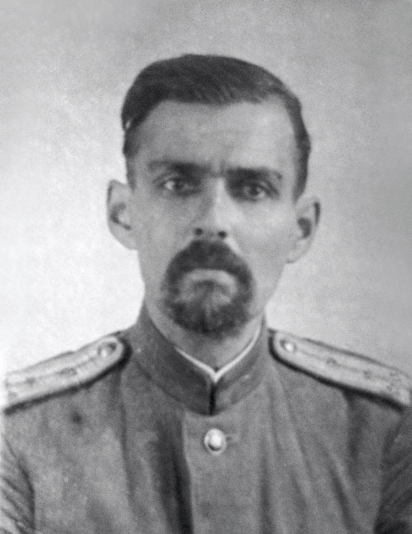 Отец — Виктор Кондратьев в военной форме