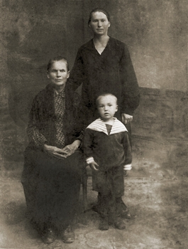 Нина Вечтомова (Орлова) с матерью Ларисой Титовной, в девичестве Титовой, вдовой расстрелянного священника Николая Орлова, и сыном Владимиром Нина Вечтомова (Орлова) с матерью Ларисой Титовной, в девичестве Титовой, вдовой расстрелянного священника Николая Орлова, и сыном Владимиром