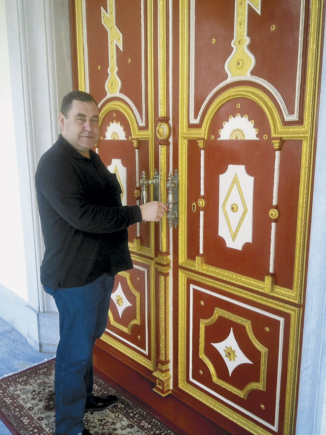 У дверей храма в Ильинском скиту на Афоне