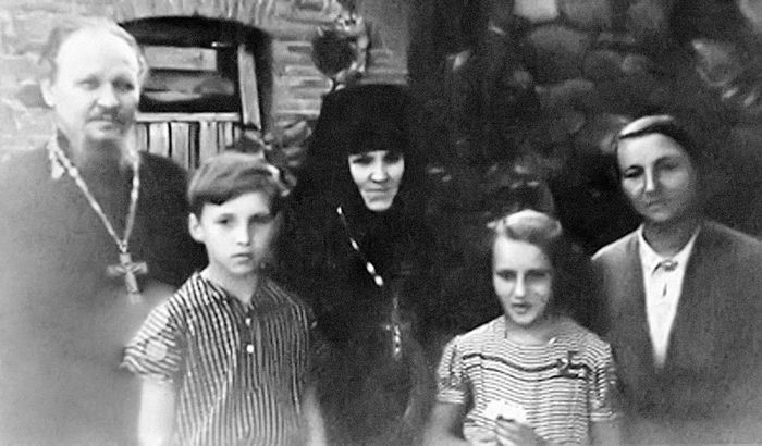 Отец Михаил Гундяев, сын Володя - будущий Святейший Патриарх Кирилл, игумения Пюхтицкого монастыря Ангелина (Афанасьева), дочь Лена, матушка Раиса. 1950-е гг. Отец Михаил Гундяев, сын Володя - будущий Святейший Патриарх Кирилл, игумения Пюхтицкого монастыря Ангелина (Афанасьева), дочь Лена, матушка Раиса. 1950-е гг.