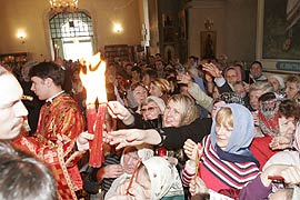 В Саратов доставлен Благодатный огонь