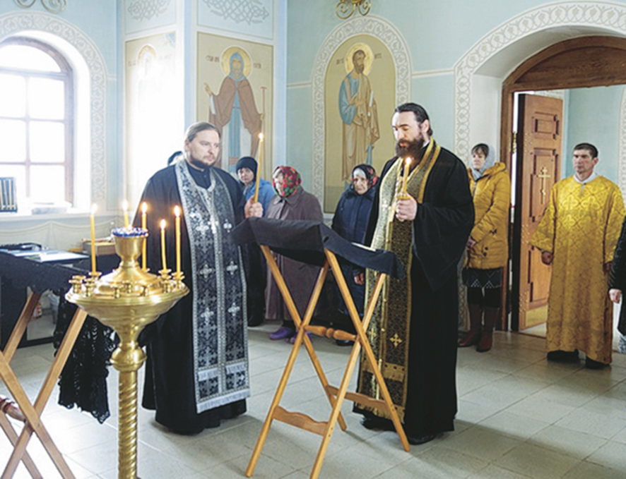 Благочинный Аткарского благочиния священник Дионисий Елистратов (справа) и священник Роман Болотнов