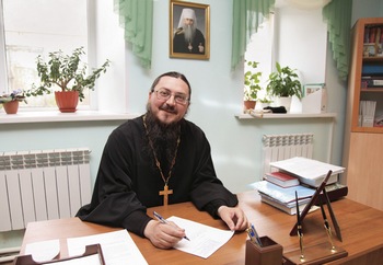 Директор гимназии протоиерей Виталий Колпаченко