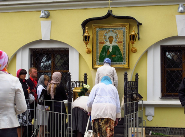В будни и праздники, летом и зимой к Матронушке приходит множество людей
