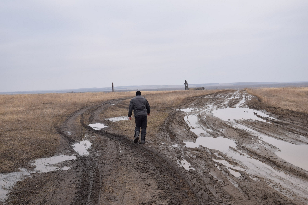 «Когда мужчина шел, у меня вдруг сложилась в голове картина: человек из суетного города приезжает в село и идет к разрушенному храму. Вот же она, композиция! Мне захотелось снять именно такую историю.»