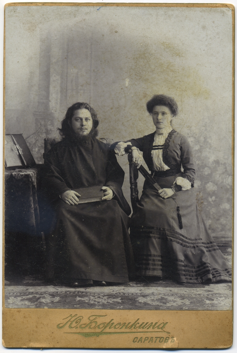 Диакон Николай Алексеевский с супругой Верой Васильевной. Ок. 1902 года. Фото из семейных архивов Вячеслава Анатольевича Толмачёва и Ларисы Сергеевны Алексеевской