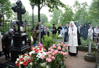  Святейший Патриарх на могиле митрополита Никодима (Ротова)