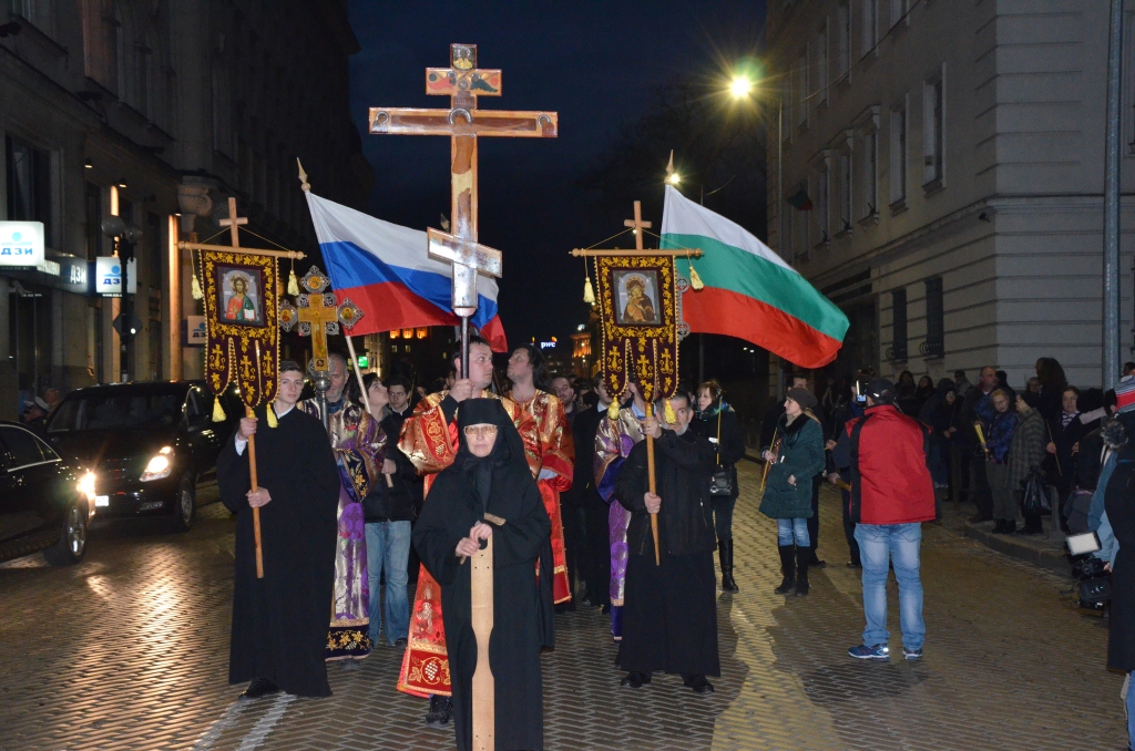 Крестный ход от Подворья Патриарха Московского и всея Руси в Софии к Патриаршему собору св. Александра Невского 25.02.2016г.