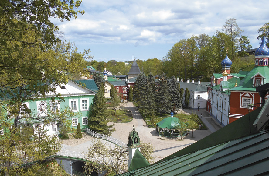 Псково-Печерский монастырь, вид со Святой горки