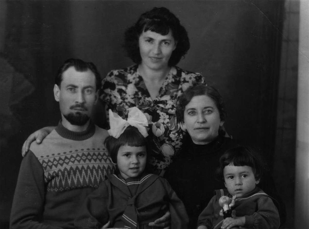 Священник Всеволод Кулешов, за ним супруга Ольга Алексеевна, справа — Людмила Михайловна Дьяконова, мама отца Всеволода. На руках у отца дочь Нонна, справа сын Вениамин. Фото нач. 60-х годов