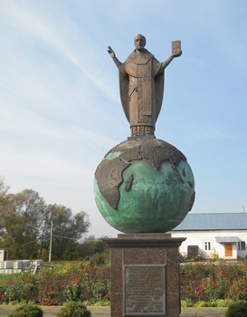 Памятник святителю Николаю, архиепископу Мир Ликийских, Чудотворцу в Солотче Рязанской области, возле храма в честь Казанской иконы Божией Матери