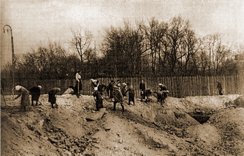Работы на месте взорванного Александро-Невского собора. 1930-е годы