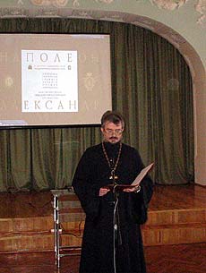 Протоиерей Димитрий Полохов зачитывает слово приветствия Преосвященнейшего Лонгина, Епископа Саратовского и Вольского организаторам и гостям выставки