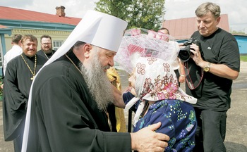 Антонина Никифоровна Князева с одним из принятых ею младенцев — Митрополитом Варсонофием