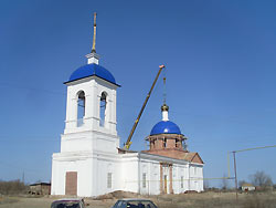 На храм в селе Дьяковка установлены купол и крест