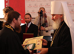 Диплом фестиваля I степени и памятная медаль «1020-летие Крещения Руси» были вручены главному редактору журнала «Православие и современность» игумену Нектарию (Морозову) 
