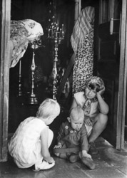 Дети на пороге церкви, 29,5*20,5 фотогграфия, 70-е годы. Фото: Олег Полещук 
