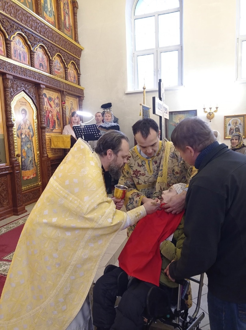 Подопечные дети и их родители на службе во Введенском храме