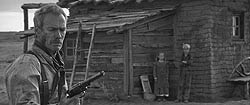 Герои Иствуда немногословны, но надолго запоминаются благодаря своей прямоте и бесстрашие в поиске себя. Уильям Мунни не хочет казаться крутым, не мечтает о славе, не изображает страдальца. Однако он крут, о нем сложены легенды и он страдает