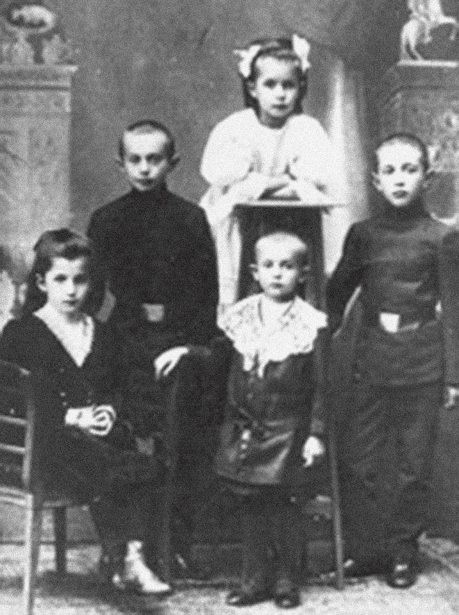 Аристид Доватур (второй слева) с сестрой Раисой, братом Всеволодом, двоюродной сестрой Марией Дейч (сидит) и двоюродным братом Александром Дейчем (крайний справа)