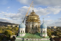 Установлен крест на центральный купол храма в честь Покрова Божией Матери