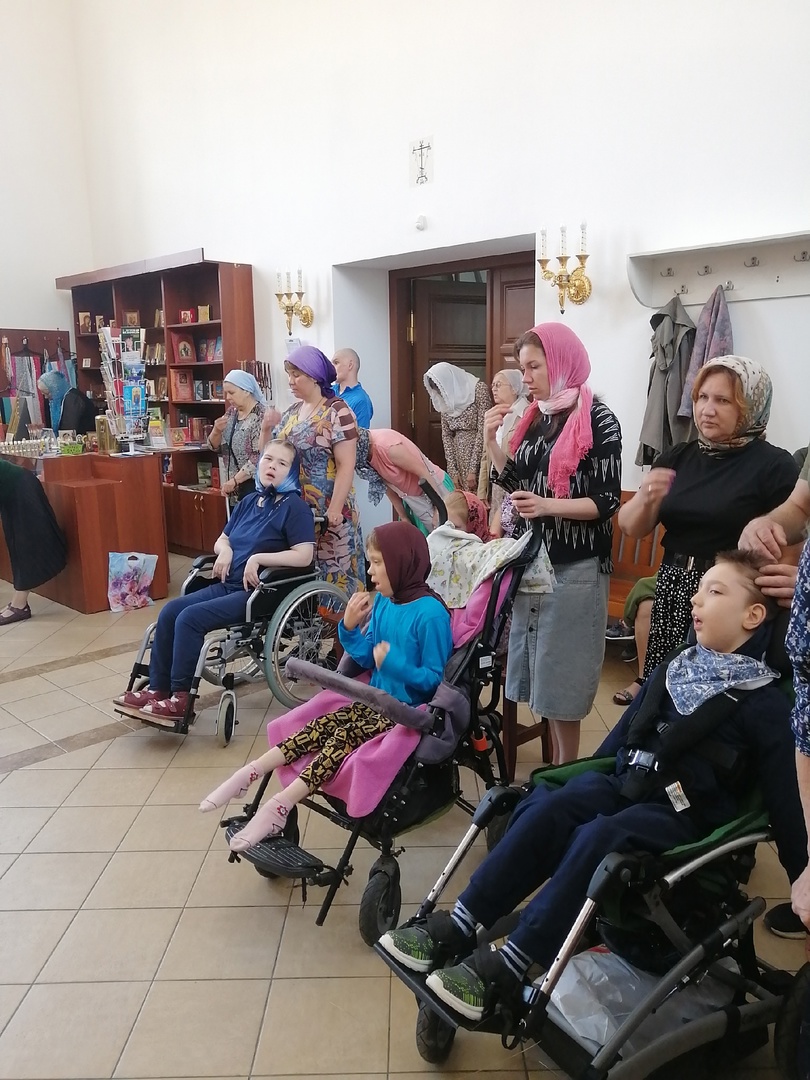 Подопечные дети с родителями на службе во Введенском храме