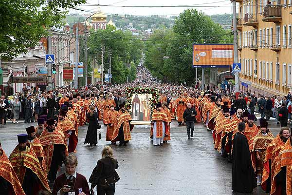 Крестный ход в Саратове в день памяти святых равноапостольных Кирилла и Мефодия