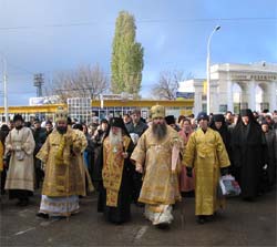 Крестный ход с мощами Киево-Печерских и Радонежских святых в Саратове