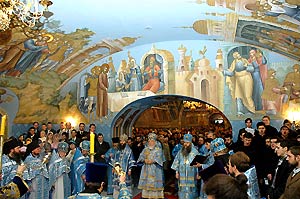 В день празднования иконы Божией Матери «Знамение» и в день памяти Архиепископа Пимена (Хмелевского) состоялось освящение нижнего Успенского храма Свято-Троицкого собора. Фото Алексея Леонтьева