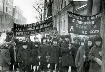 Воспитанники детских садов на антирелигиозной демонстрации. Москва, Бауманский район. Фото с сайта: rus-biography.ru
