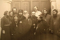 Ярославское духовенство с владыкой Платоном и старцем Павлом (Груздевым). Второй слева – о. Анатолий Денисов