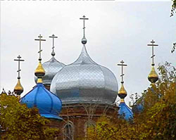 На храм в честь Покрова Божией Матери в Петровске установлены купола