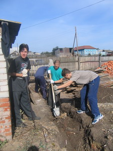 Поездка в село Алексеевка Базарнокарабулакского района. Помощь в обустройстве территории местного храма. Сентябрь, 2006. Фото: Татьяна Шокина