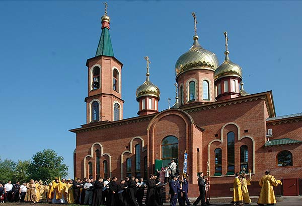 Крестный ход во время великого освящения храма в Летном городке г. Покровска