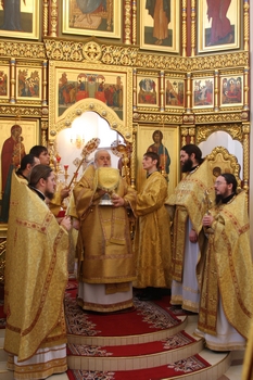 Владыка Ириней в храме во имя святого праведного Иоанна Кронштадтского на подворье Свято-Алексиевского женского монастыря в п. Алексеевка Хвалынского района Саратовской области. 2 января 2011 года