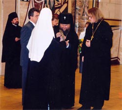 Святейший патриарх Московский и всея Руси Алексий II и архиепископ Костромской и Галичский Александр вручают премию Обретенное поколение священнику Александру Ионову.