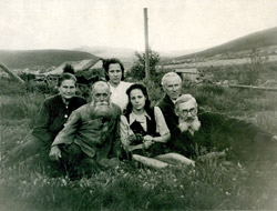 Лев Леонидович Каллистов (крайний справа) среди ссыльных на Енисее