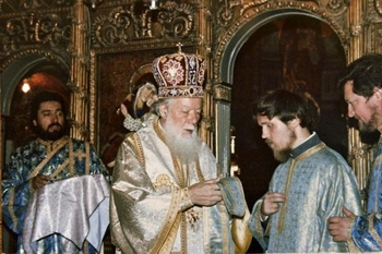 Посвящение во диаконы, Бухарест, Патриарший собор, июль 1990 года. Слева — предстоятель румынской православной церкви патриарх Феоктист. Фото из личного архива протодиакона Андрея Кураева Посвящение во диаконы, Бухарест, Патриарший собор, июль 1990 года. Слева — предстоятель румынской православной церкви патриарх Феоктист. Фото из личного архива протодиакона Андрея Кураева